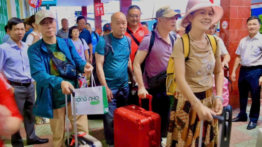 Nearly 500 Chinese tourists arrive in Nha Trang on trans-Vietnam train